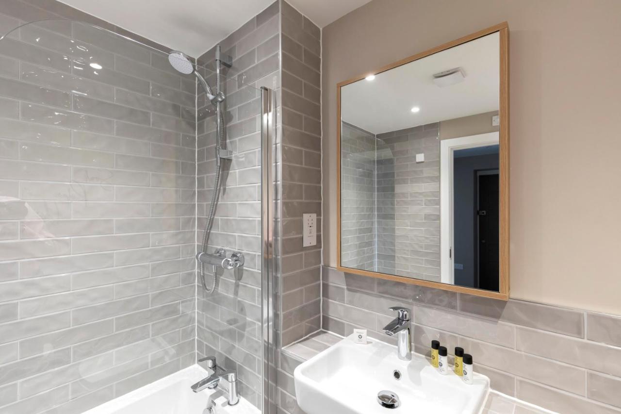 Elliot Oliver - Luxurious Two Bedroom Apartment With Parking Gloucester Exterior photo